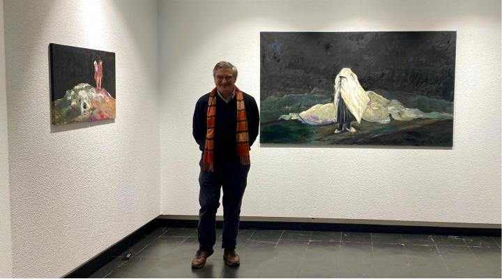 Fernando Alvira junto a una de sus obras de la exposición 