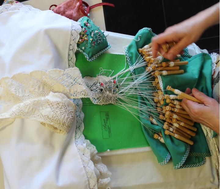 Encaje de bolillos personalizado. Jueves