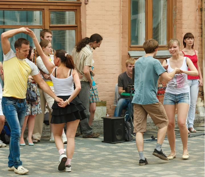 Baile en línea. Iniciación. Martes 17 h