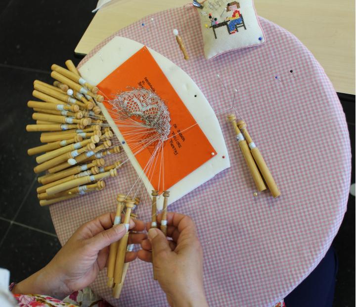 Encaje de bolillos y bordado en tul con Sara