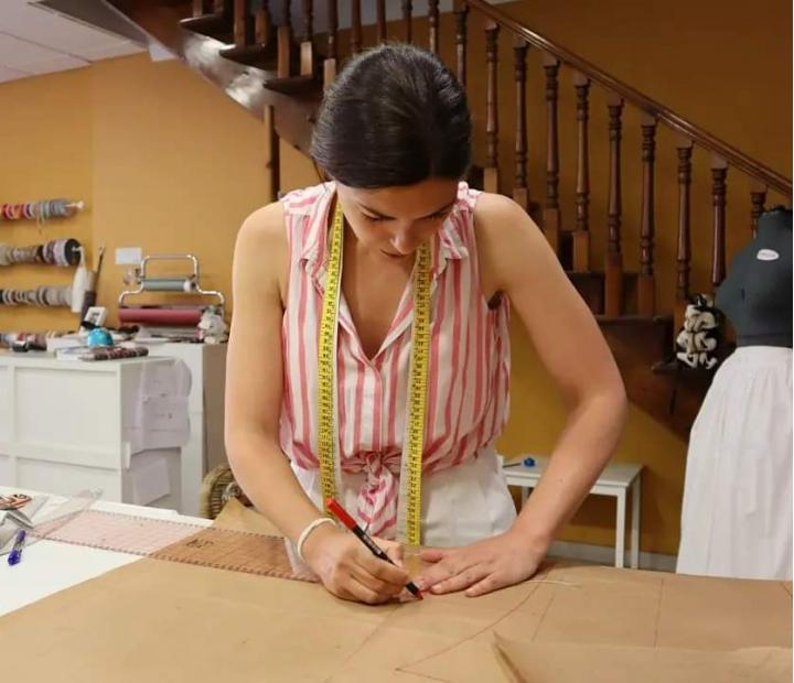 Confección de indumentaria tradicional aragonesa. Martes