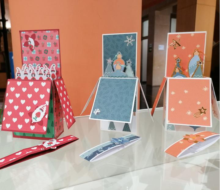 Aprende a crear una tarjeta caja pop-up navideña