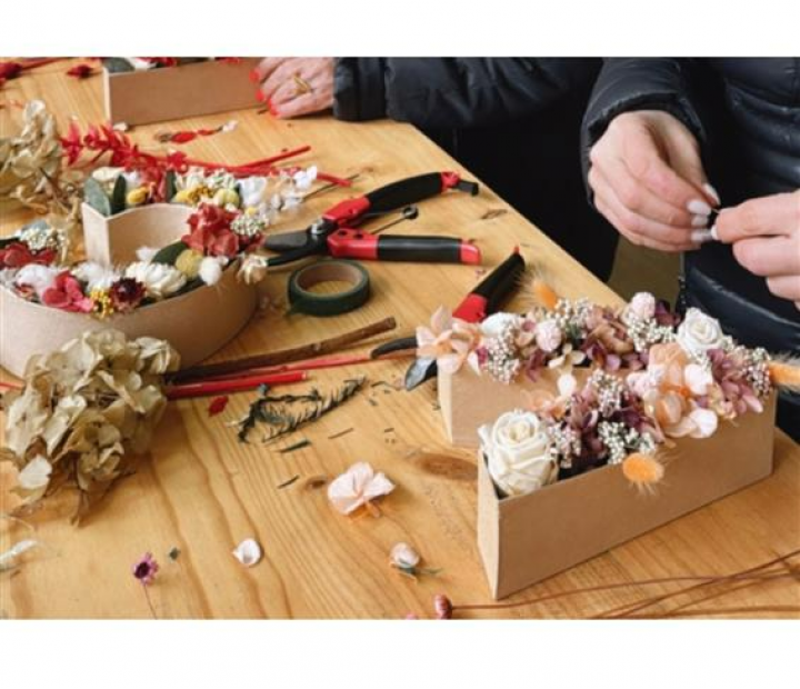 Taller de Iniciales. Crea y decora una letra con flores preservadas