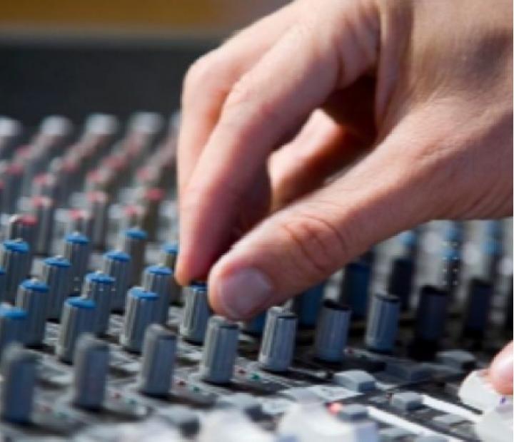 ¿Te gustaría sumergirte en el emocionante mundo de la música electrónica?