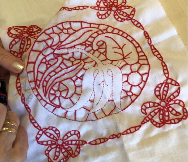 Labores de aguja con Sara