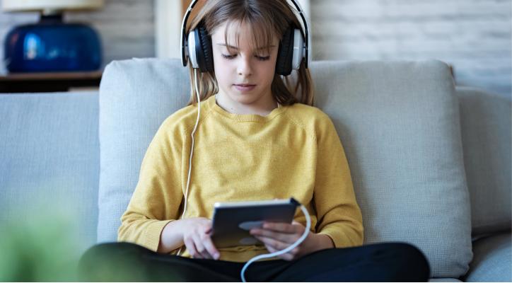 Conectados pero solos: el impacto de las pantallas en los niños y la juventud