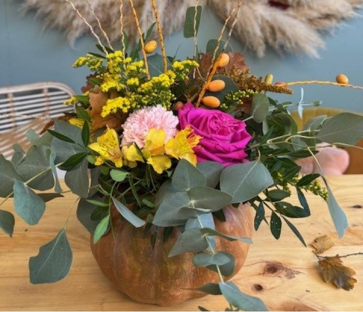 Taller de calabazas florales con flores naturales