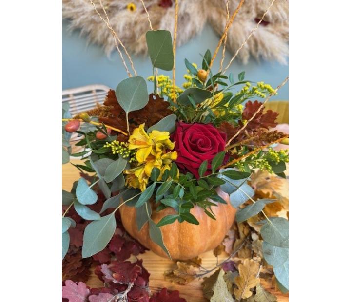 Taller de calabazas florales con flores naturales