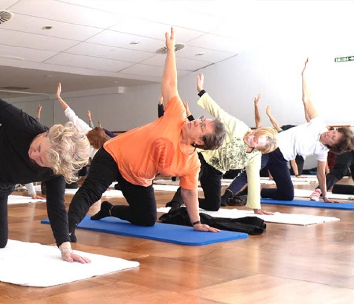 Yoga suave y movilidad con María Escudero