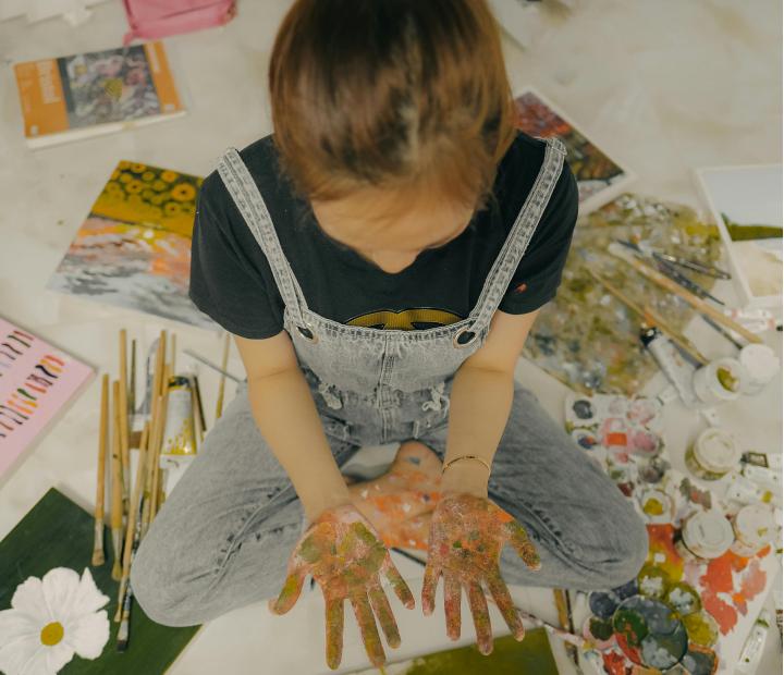 Dibujo artístico con acrílico. Colores en acción