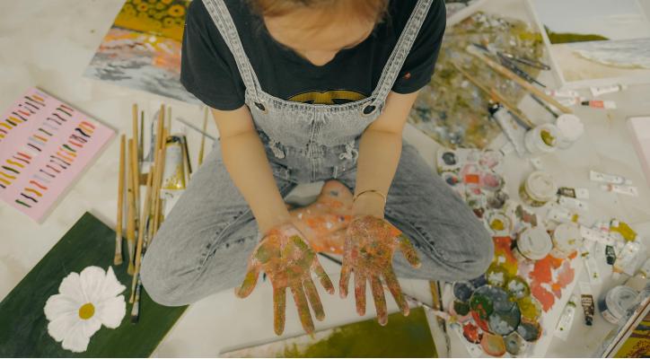 Dibujo artístico con acrílico. Colores en acción