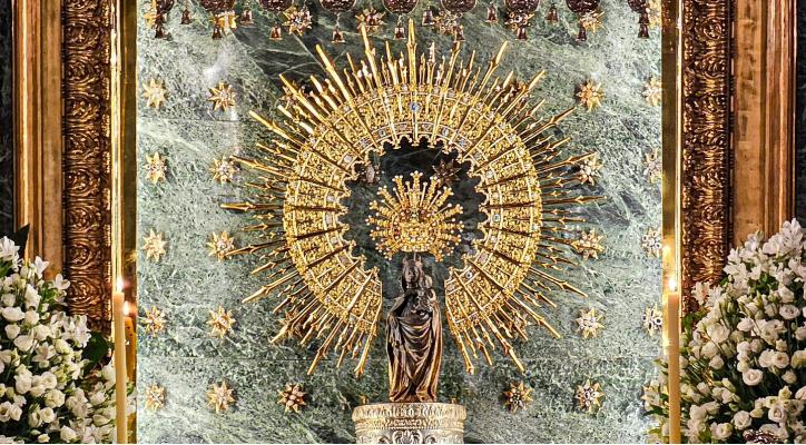 Manto joya a Nuestra Señora del Pilar