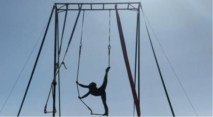 Taller de aéreos con Malaika circo