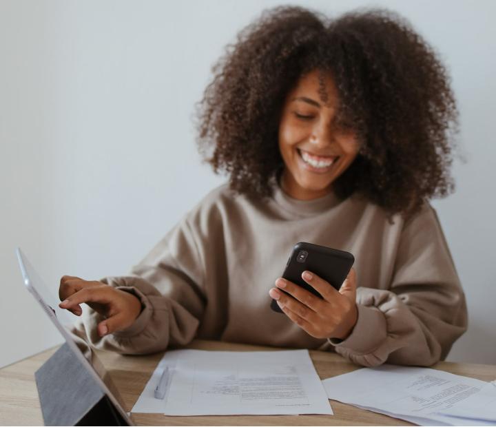 Internet y conexión social con teléfonos y tabletas
