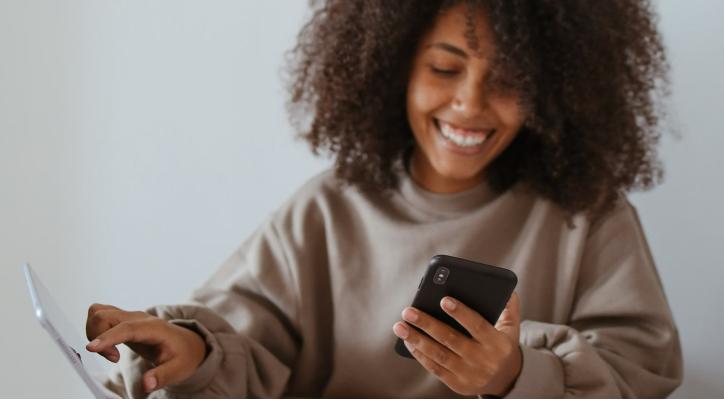 Internet y conexión social con teléfonos y tabletas