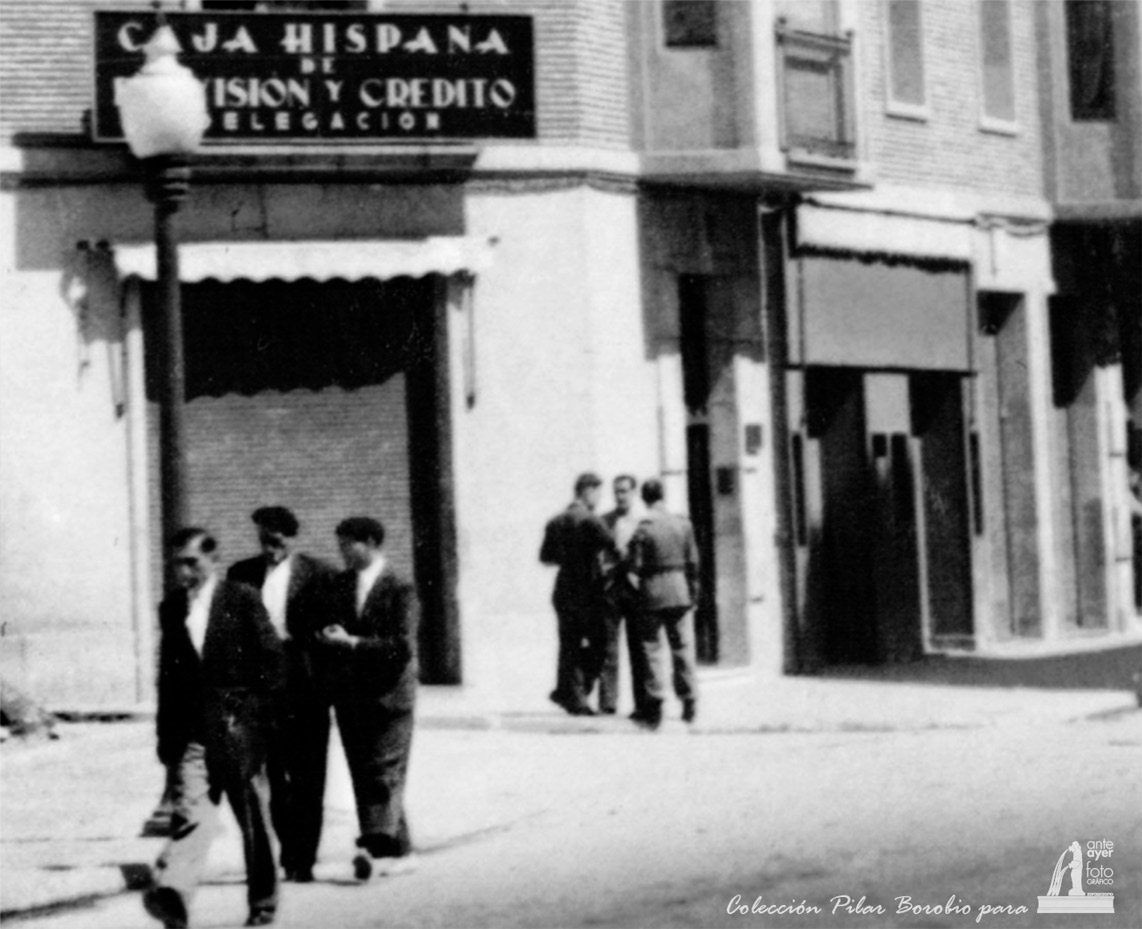 Hombres de tertulia y deambulando por la calzada
