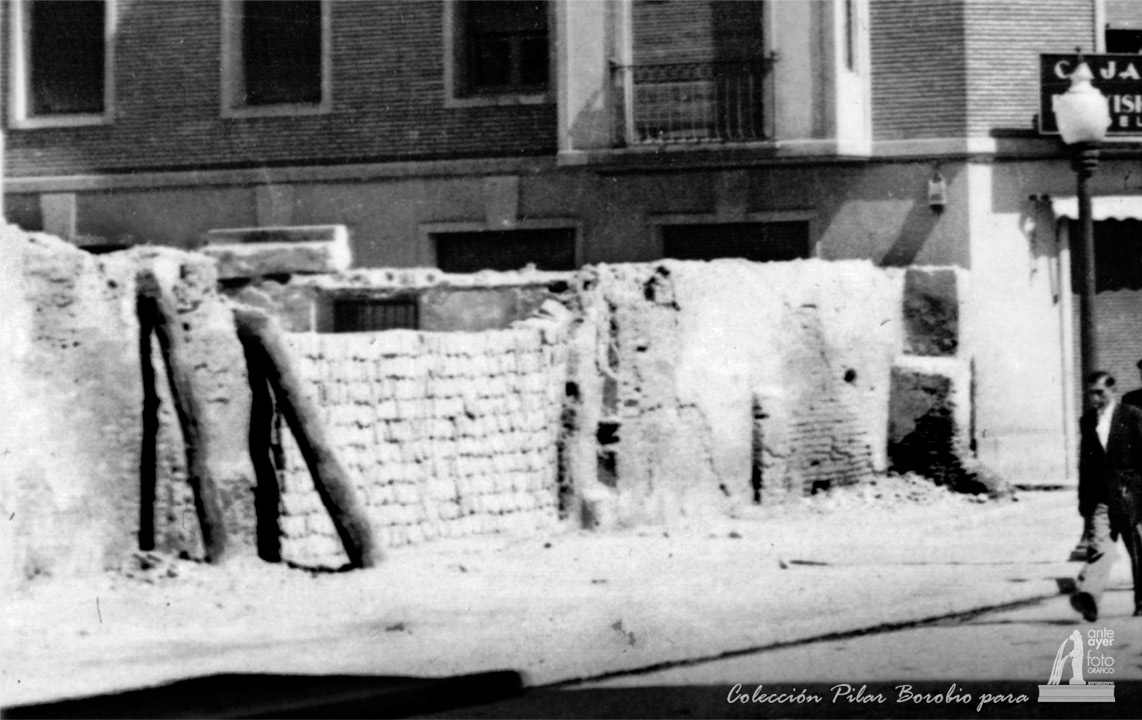 El solar del número cinco conserva restos de los muros de la antigua casa esquinera con Sto. Dominguito de Val