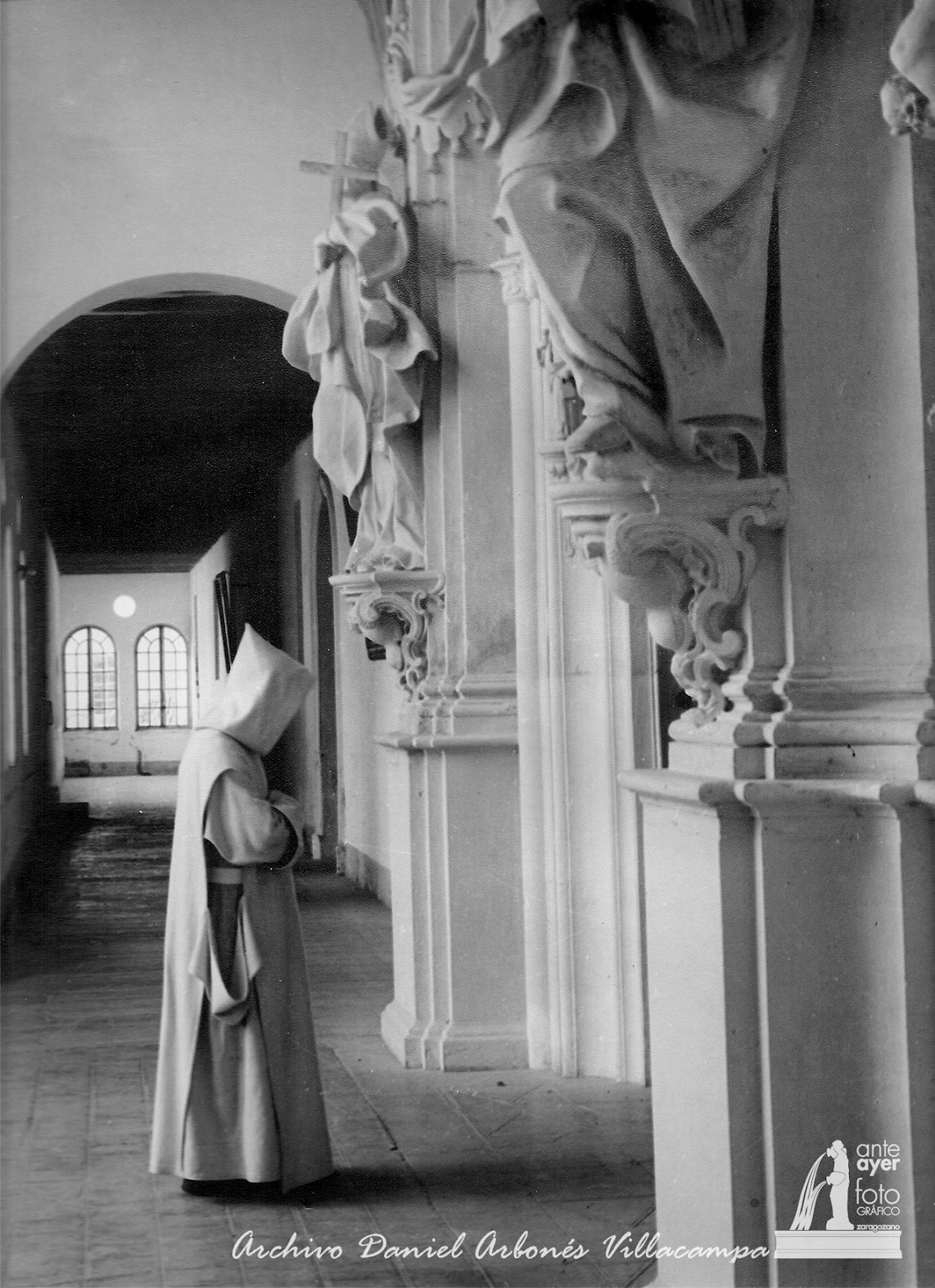 Un Cartujo se dispone a entrar a la iglesia en total soledad