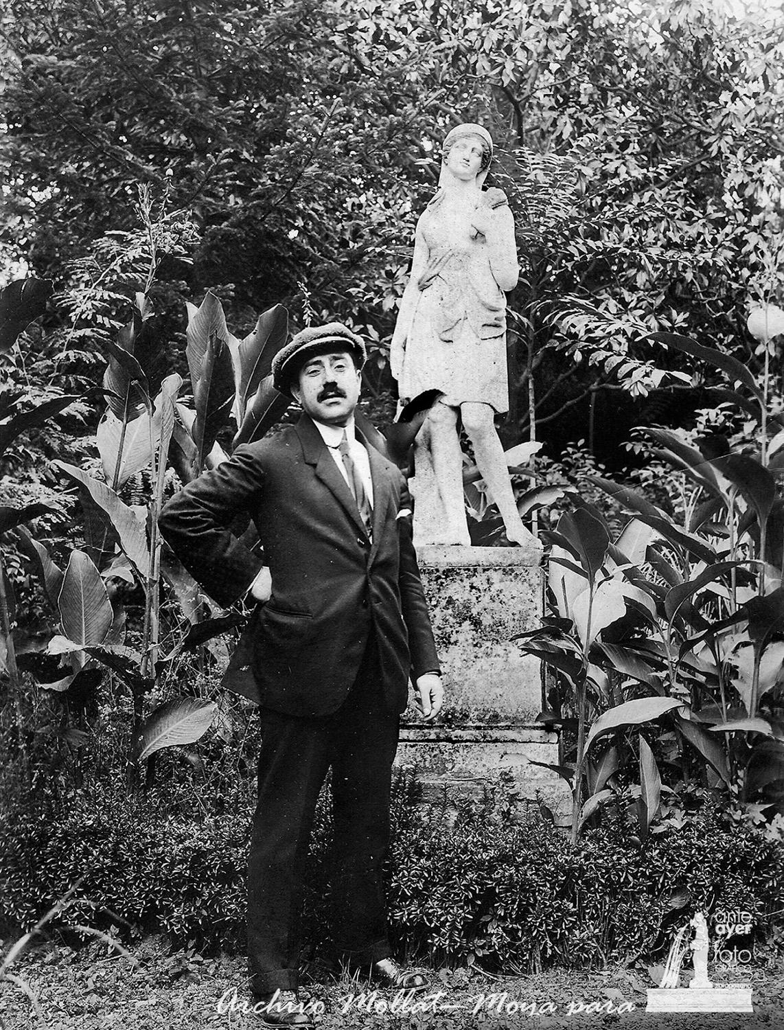 José María posa junto a una hermosa escultura