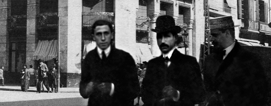 Tres elegantes caballeros de principios del siglo XX paseando por el Coso Zaragozano
