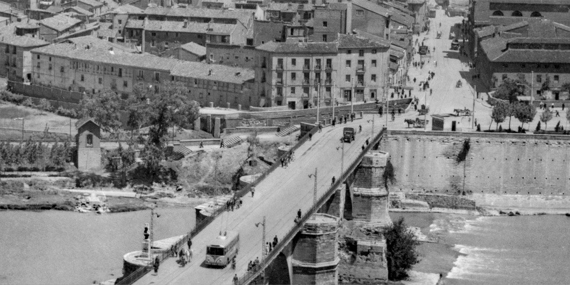 El trolebús del Gállego se dirige hacia el Coso