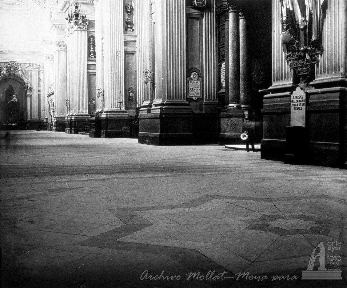 Nave lateral con la Santa Capilla en primer plano