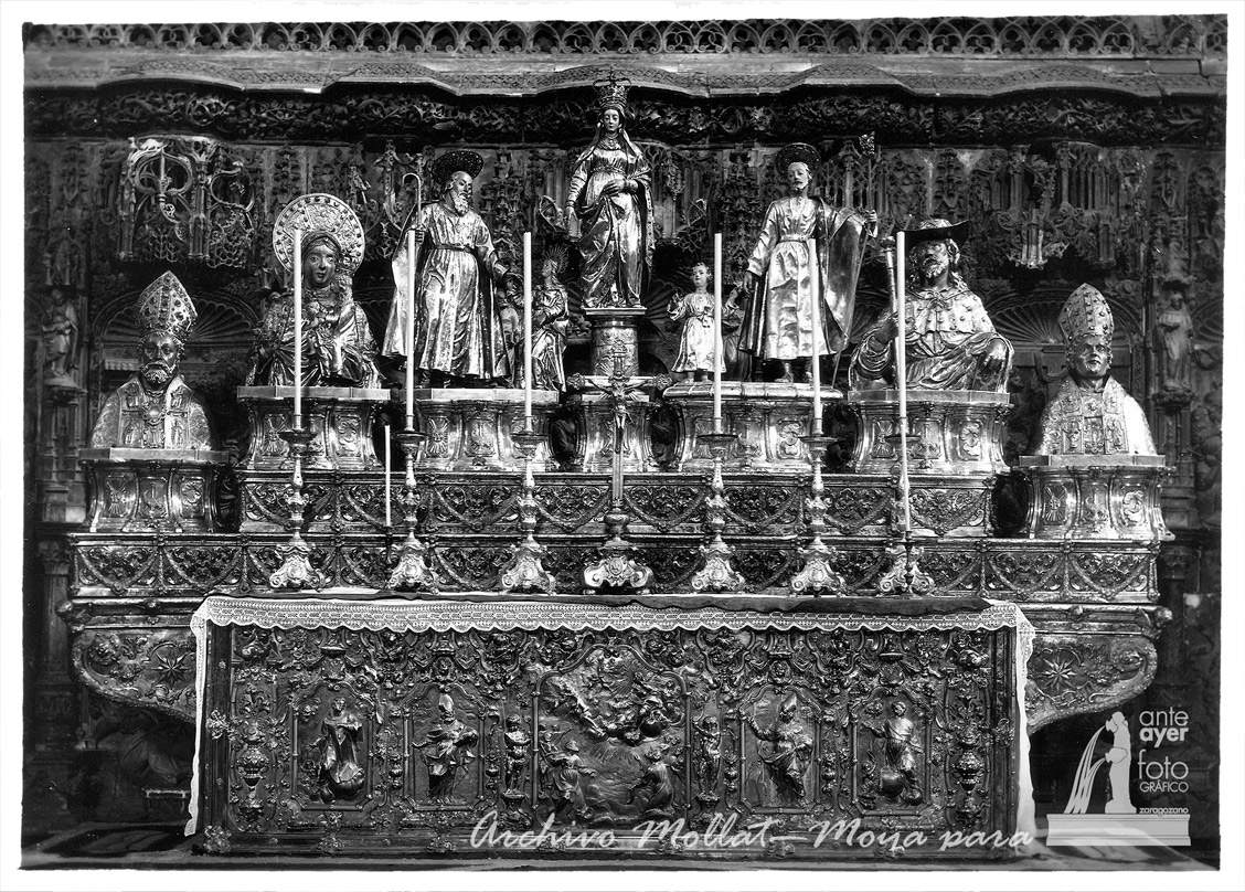 Mesa del altar mayor con los relicarios e imágenes de plata
