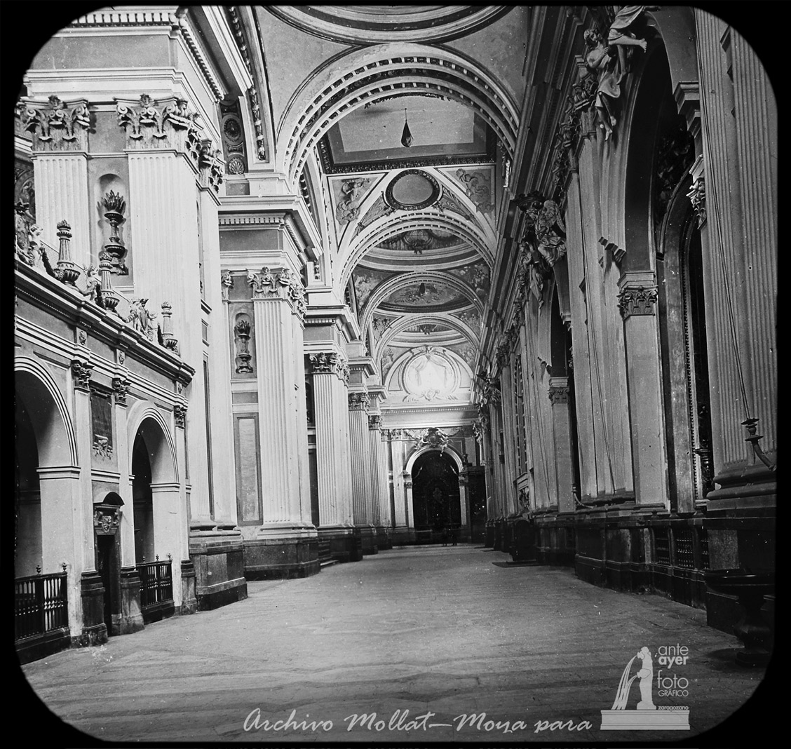 Nave lateral, con el coro mayor y al fondo la capilla de San Juan Bautista