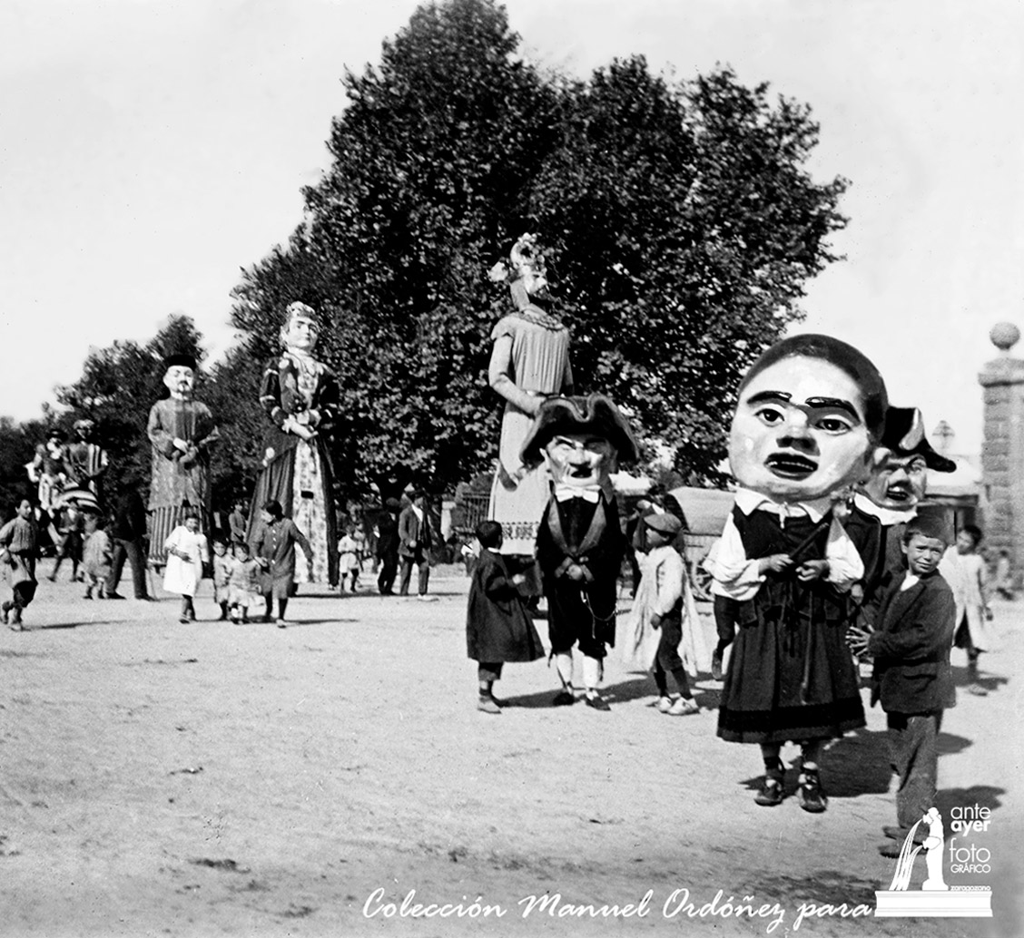 Comparsa de Gigantes y Cabezudos por el paseo de María Agustín y el paseo de Pamplona