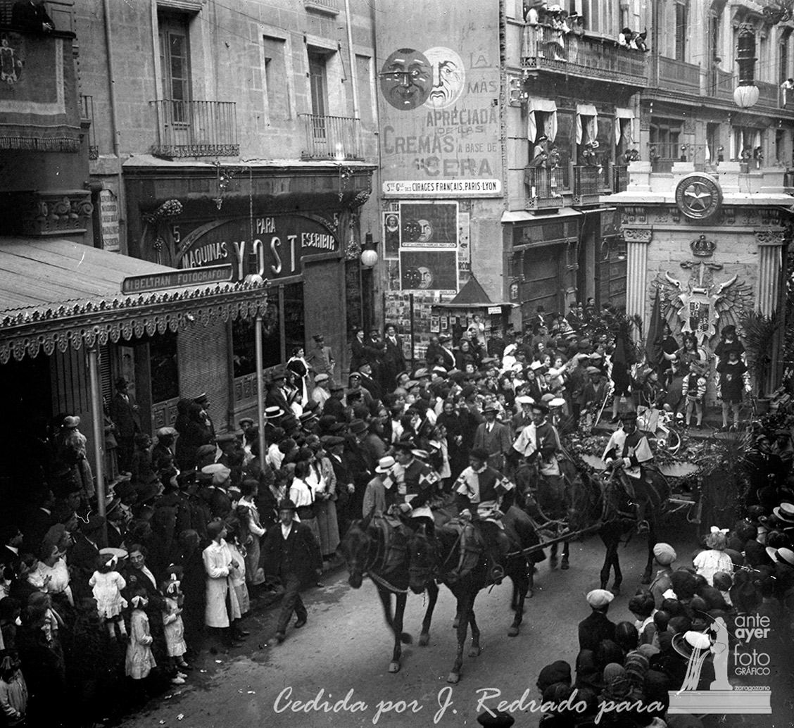 Carroza del día 10 de octubre desfilando un día antes de la bendición de su bandera