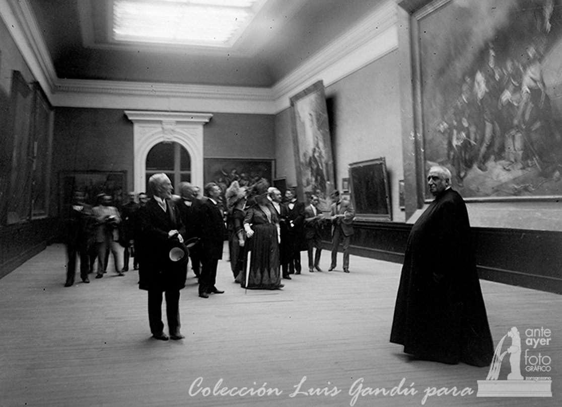 La Infanta observa una de las obras del Museo Provincial