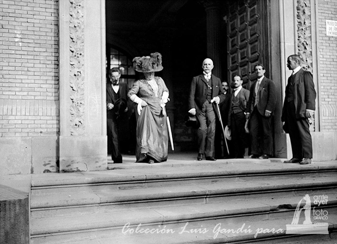 La Infanta abandona el Museo Provincial para continuar su recorrido por la ciudad