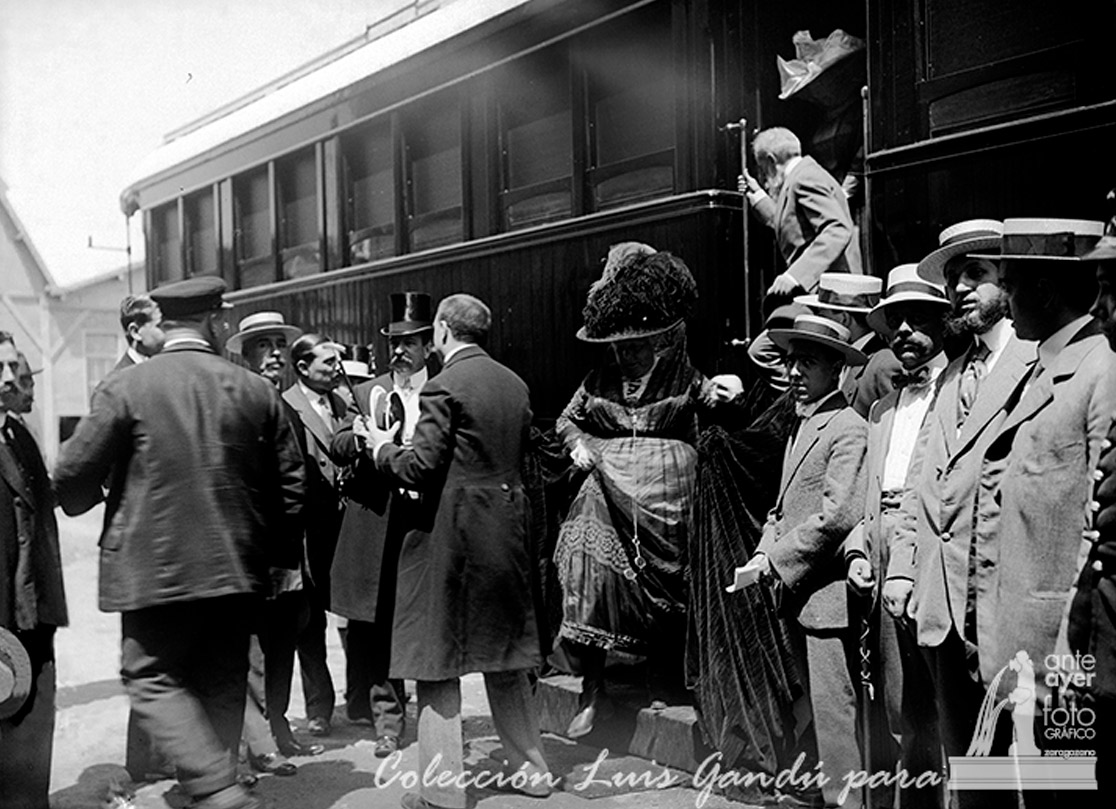 La Infanta desciende de un vagón de la empresa Carde y Escoriaza