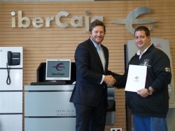 LA ASOCIACIÓN DE ESCLEROSIS MÚLTIPLE DEL CAMPO DE GIBRALTAR RECIBE EL APOYO DE  IBERCAJA