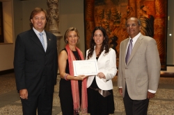 ENTREGA CHEQUE IBERCAJA PARA REALIZAR UN MASTER DE LOGÍSTICA