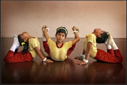 INDIA. VIRGINIDAD RASGADA, EXPOSICIÓN FOTOGRÁFICA EN ZENTRUM