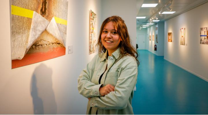 La artista oscense Laura Esporrín con una de sus fotografías de la exposición Open
