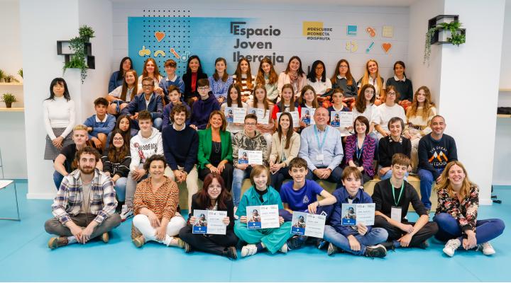 Foto de familia con los ganadores del concurso en el Espacio Joven de Fundación Ibercaja