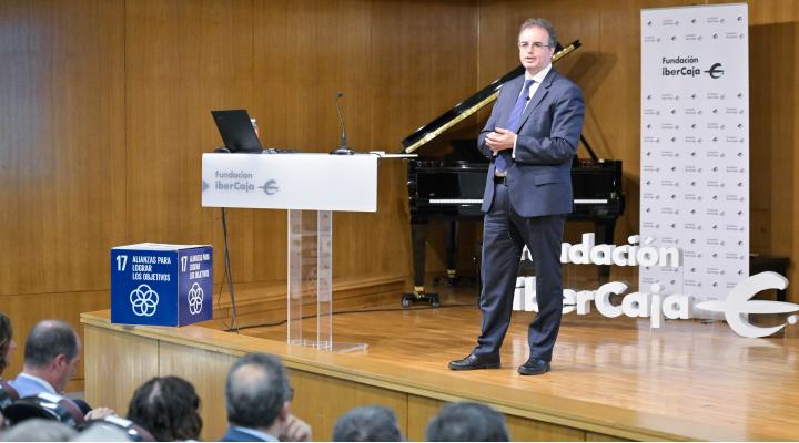 El presidente de Ibercaja Banco, Francisco Serrano, ha abordado en su conferencia la evolución de la economía en las 3 últimas décadas