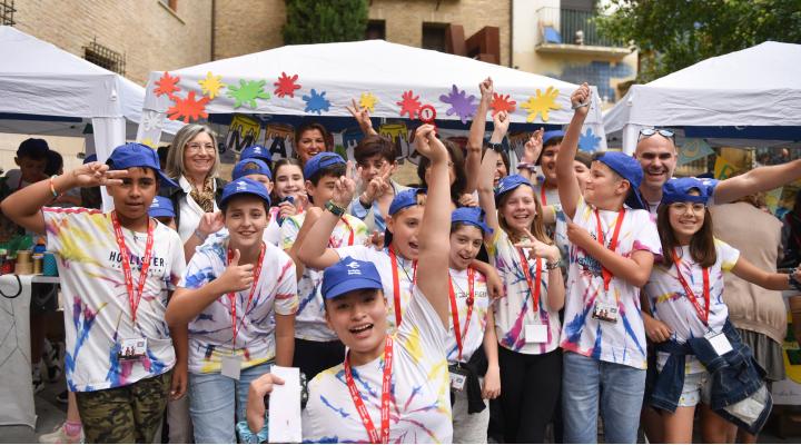 Un total de 7 colegios de la provincia de Huesca han participado esta mañana en el mercado que ha tenido lugar en el patio exterior del Centro Ibercaja Huesca