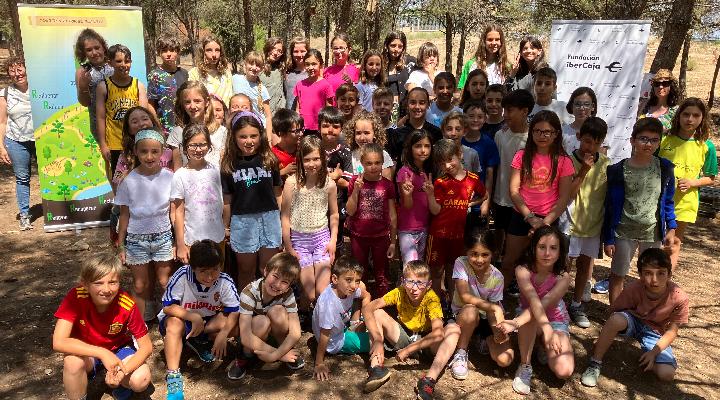 Los alumnos del colegio Valdespartera de Zaragoza junto a sus profesoras
