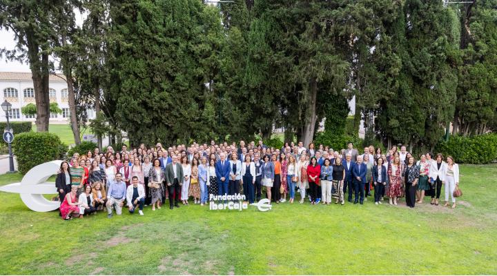 Situado en el emblemático monasterio de Cogullada, adapta cada año su oferta centrada en la dirección, la transformación digital, la comercialización y la sostenibilidad