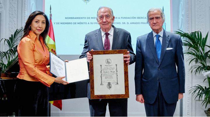 Entrega de los reconocimientos a Amado Franco, presidente de Fundación Ibercaja.