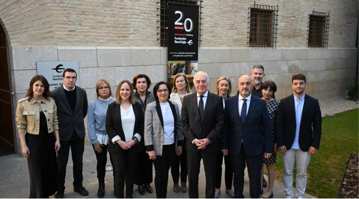 El director general de Fundación Ibercaja, José Luis Rodrigo; la jefa de centros de Fundación Ibercaja, Inés González, y el director del centro en Huesca, Roberto Cerdán, junto al equipo de Fundación Ibercaja Huesca.