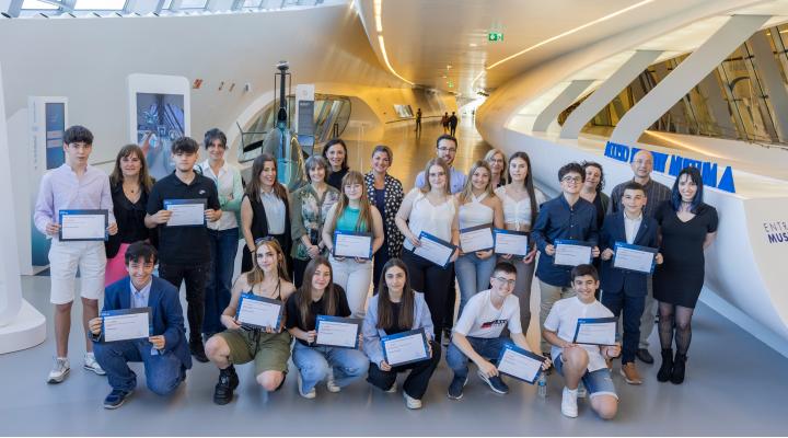 Los ganadores del certamen junto a los representantes de Fundación Ibercaja.