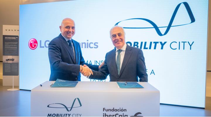 Firma del acuerdo entre Fundación Ibercaja y LG Electronics.