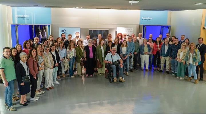 Foto de familia con representantes de las entidades sociales, Fundación Ibercaja y Fundación Círculo Burgos.