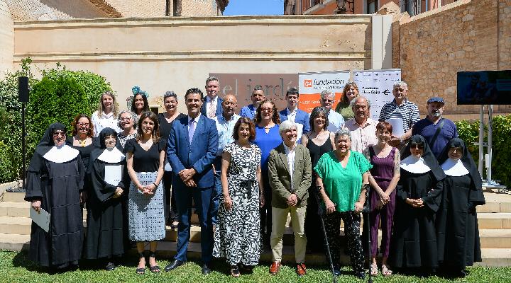 Foto de familia del acto con las entidades sociales en Teruel.