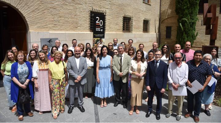 Foto de familia de la entrega de los convenios sociales de Fundación Ibercaja y Fundación CAI en Huesca.