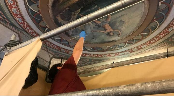 Restauración de las pinturas del techo de Ultramarinos La Confianza, en Huesca, acometida gracias a los fondos recaudados en el concierto benéfico organizado dentro de este convenio.